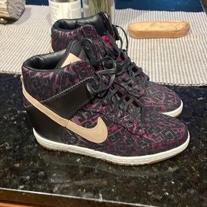 Nike women’s size 7 wedge  dunks never worn